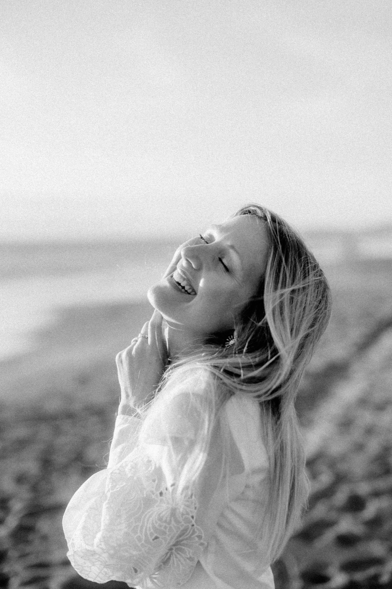 Carrie Morawetz lacht am Meer